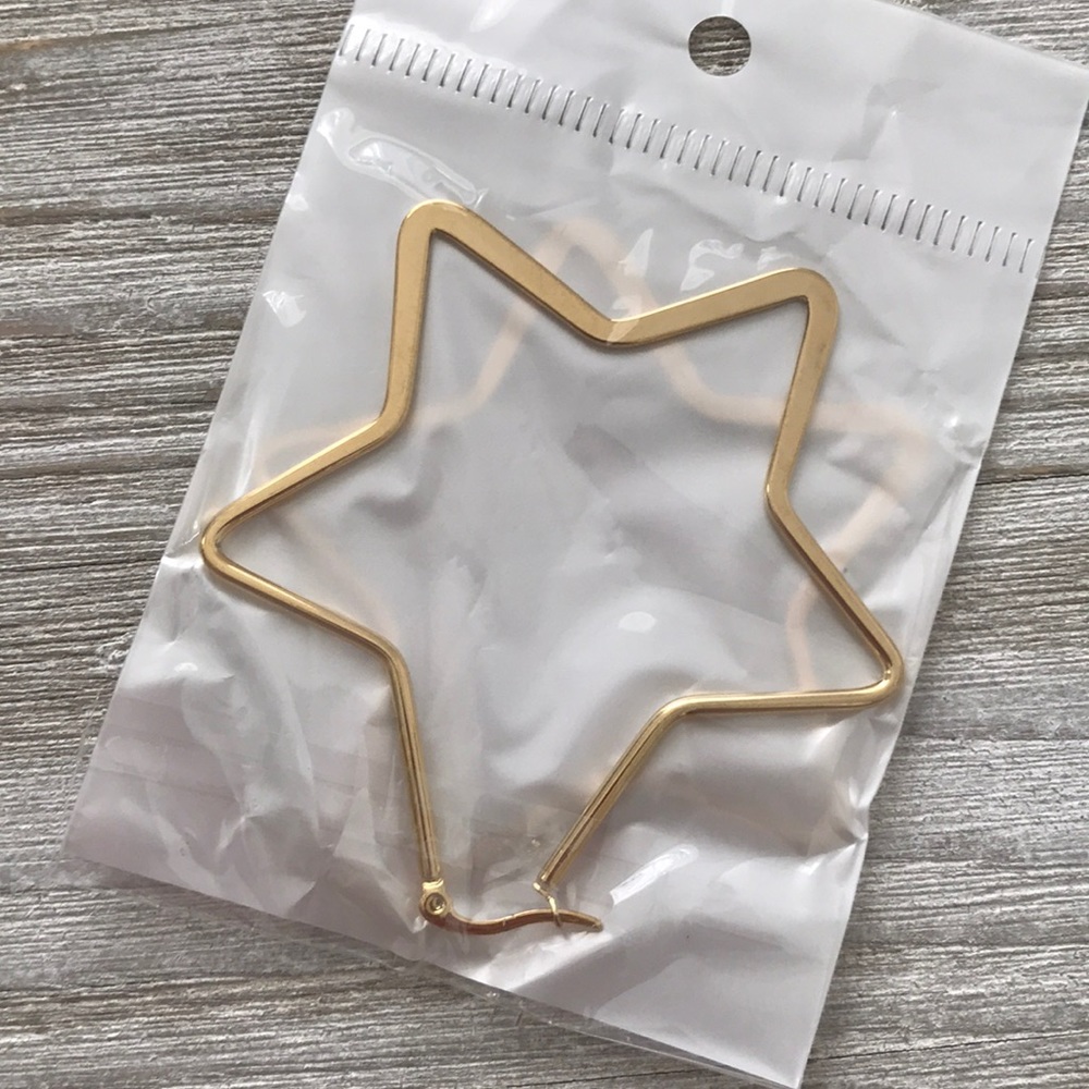 🌻Gold stars earrings brand new